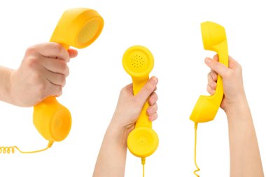 Kadının elindeki sarı cep telefonu beyaza izole edilmiş. Boşluğu kopyala.