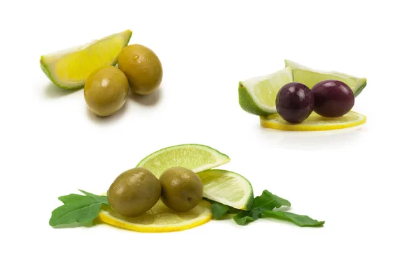 Due Olive Pezzetto Limone Lime Isolato Fondo Bianco — Foto Stock