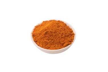 Beyaz arka planda izole edilmiş bir kasede kırmızı biber.. 