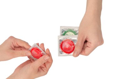 Beyaz arka planda elle izole edilmiş kadın prezervatifi.. 