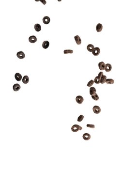 Çikolata halkaları gevrekleri bir kaseye dökülür. Kahvaltıda. Beyaz bir arkaplanda izole edilmiş. 