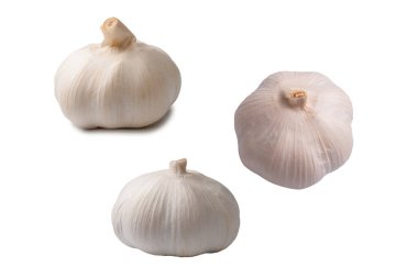 Sarımsak beyaz arka planda izole edilmiş. Üst görünüm. 