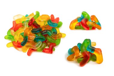 Beyaza izole edilmiş sulu renkli jöle tatlılar. Şekerleme. Jöle yılanları.. 