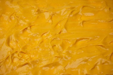 Sarı sos arka plan olarak sıçrıyor. Üst görünüm. 