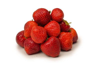 Çilekli. Beyaz arka planda izole edilmiş taze böğürtlen grubu. 