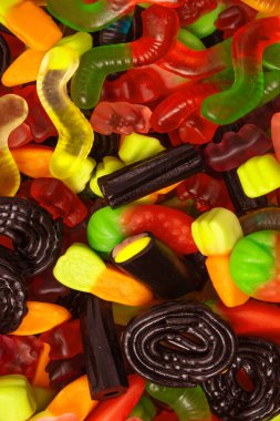 Çeşitli renkli sakızlı şekerler. Üst te. Jöle tatlılar.
