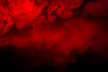 Siyah arka planda kırmızı buhar. Boşluğu kopyala.