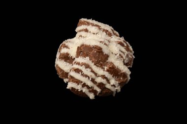 Siyah arka planda hindistan cevizi kremalı profiterol.. 