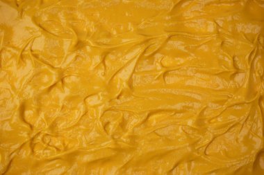 Sarı sos arka plan olarak sıçrıyor. Üst görünüm. 