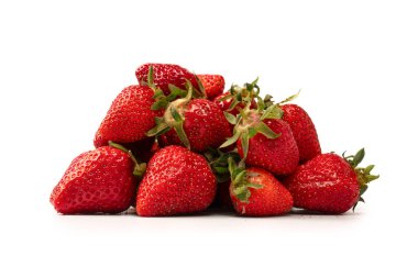 Çilekli. Beyaz arka planda izole edilmiş taze böğürtlen grubu. 