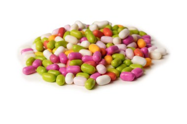 Beyaz arka planda izole edilmiş çok renkli şekerler..  