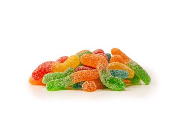 Beyaz arka planda izole edilmiş sulu renkli jöle tatlılar. Şekerleme. Yılanlar.. 