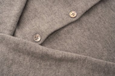 Arka plan olarak yumuşak gri merino yün süveter dokusu. Üst görünüm.