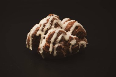 Siyah arka planda hindistan cevizi kremalı profiterol.. 