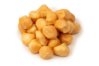 Beyaz bir arka planda izole edilmiş peynir parçaları.. 