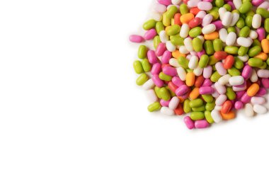 Beyaz arka planda izole edilmiş çok renkli şekerler..  