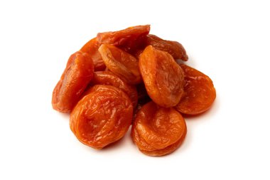 Beyaz arka planda izole edilmiş kurumuş kayısılar..