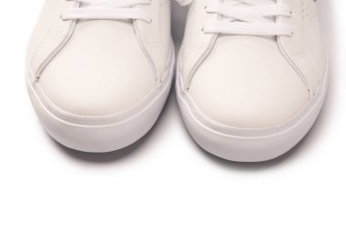 Beyaz arka planda izole edilmiş beyaz deri ayakkabılar.. 