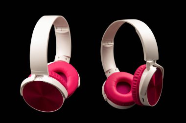 Siyah arkaplanda pembe ve beyaz kulaklıklar var.. 