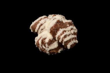 Siyah arka planda hindistan cevizi kremalı profiterol.. 