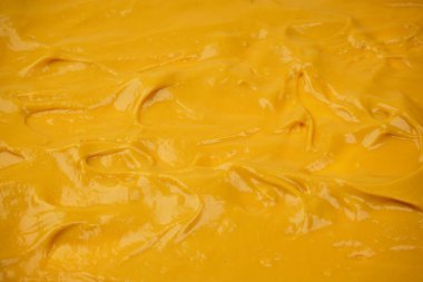 Sarı sos arka plan olarak sıçrıyor. Üst görünüm. 