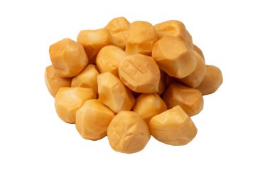 Beyaz bir arka planda izole edilmiş peynir parçaları.. 