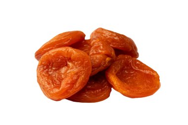 Beyaz arka planda izole edilmiş kurumuş kayısılar..