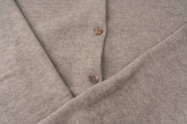 Arka plan olarak yumuşak gri merino yün süveter dokusu. Üst görünüm.