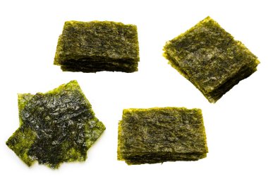 Beyaz arka planda izole edilmiş lezzetli yosun.. 