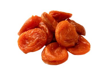 Beyaz arka planda izole edilmiş kurumuş kayısılar..