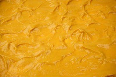 Sarı sos arka plan olarak sıçrıyor. Üst görünüm. 