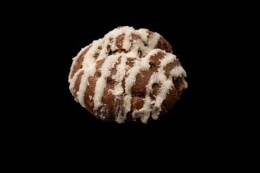 Siyah arka planda hindistan cevizi kremalı profiterol.. 