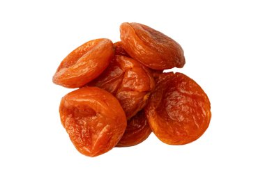 Beyaz arka planda izole edilmiş kurumuş kayısılar..