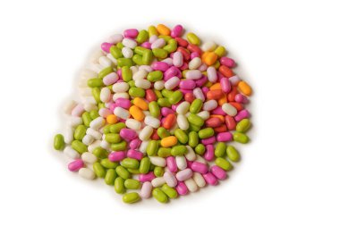 Beyaz arka planda izole edilmiş çok renkli şekerler..  
