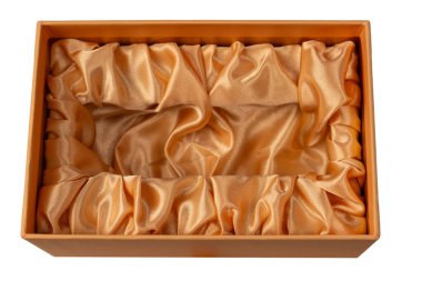 Beyaz arka planda turuncu saten kumaşla kaplı turuncu boş hediye kutusu. Üst görünüm. 