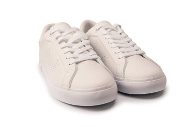 Beyaz arka planda izole edilmiş beyaz deri ayakkabılar.. 