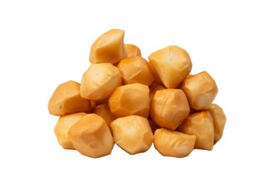 Beyaz bir arka planda izole edilmiş peynir parçaları.. 