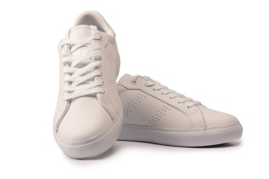 Beyaz arka planda izole edilmiş beyaz deri ayakkabılar.. 