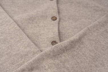 Arka plan olarak yumuşak gri merino yün süveter dokusu. Üst görünüm.