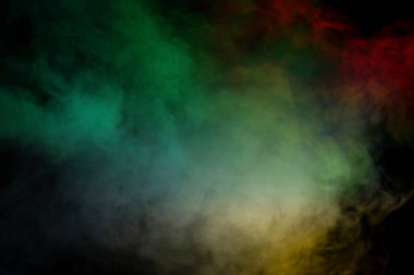 Siyah arka planda kırmızı ve yeşil buhar. Boşluğu kopyala.