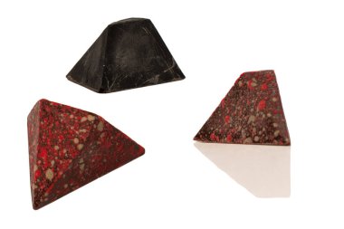 Değerli taşlar şeklinde çikolata şekerlemeleri, beyaz bir arka planda izole edilmiş mermer desenli.. 