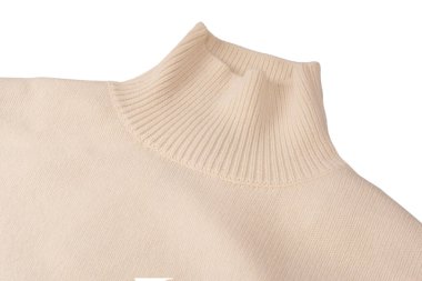 Beyaz arka planda yumuşak sütlü merino yün süveter. Üst görünüm.