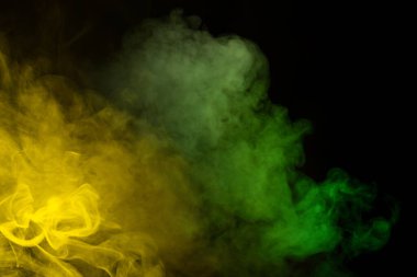 Siyah arka planda yeşil ve beyaz buhar. Boşluğu kopyala.