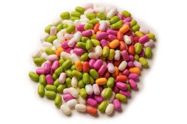Beyaz arka planda izole edilmiş çok renkli şekerler..  
