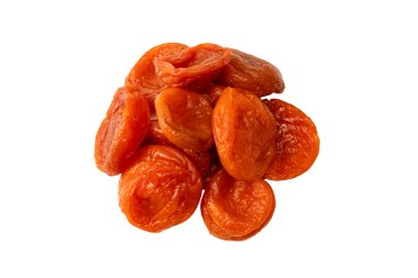 Beyaz arka planda izole edilmiş kurumuş kayısılar..