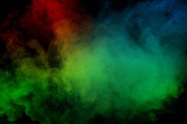 Siyah arka planda mavi ve yeşil buhar. Boşluğu kopyala.