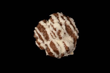 Siyah arka planda hindistan cevizi kremalı profiterol.. 