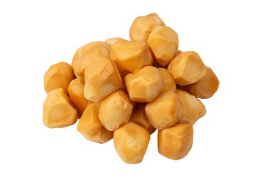 Beyaz bir arka planda izole edilmiş peynir parçaları.. 