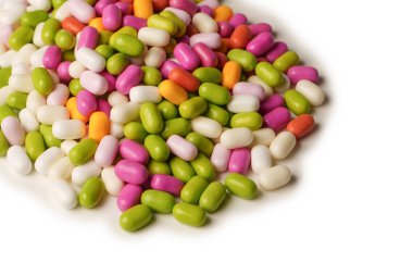 Beyaz arka planda izole edilmiş çok renkli şekerler..  