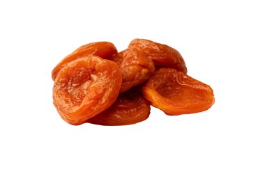 Beyaz arka planda izole edilmiş kurumuş kayısılar..